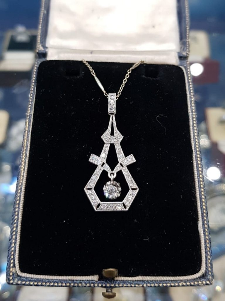 An Art Deco diamond pendant necklace The diamond pendant of stylised  lantern design, composed of articulated links … | Deco jewelry, Art deco  jewelry, Jewelry art